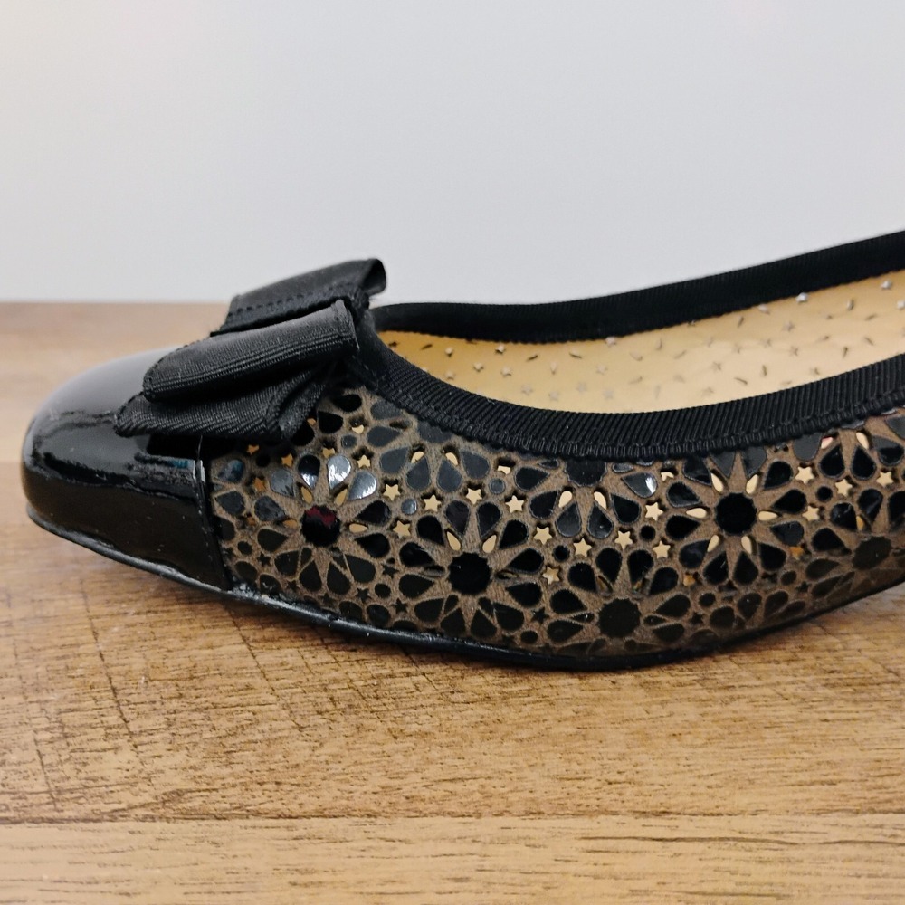 Ros Hommerson Trisha Womens Black Patent Leather Flowers Bow Dressy Flats 6N - Picture 3 of 10
